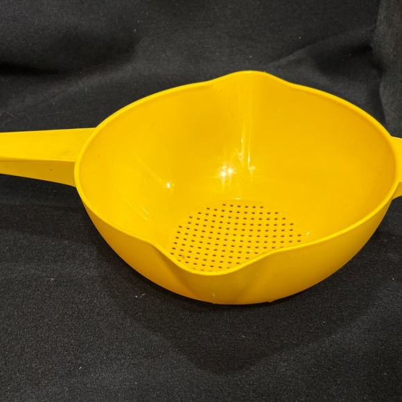 Vintage TUPPERWARE Yellow 2 Quart Strainer Colander with Handle #1523-8 - Picture 3 of 6